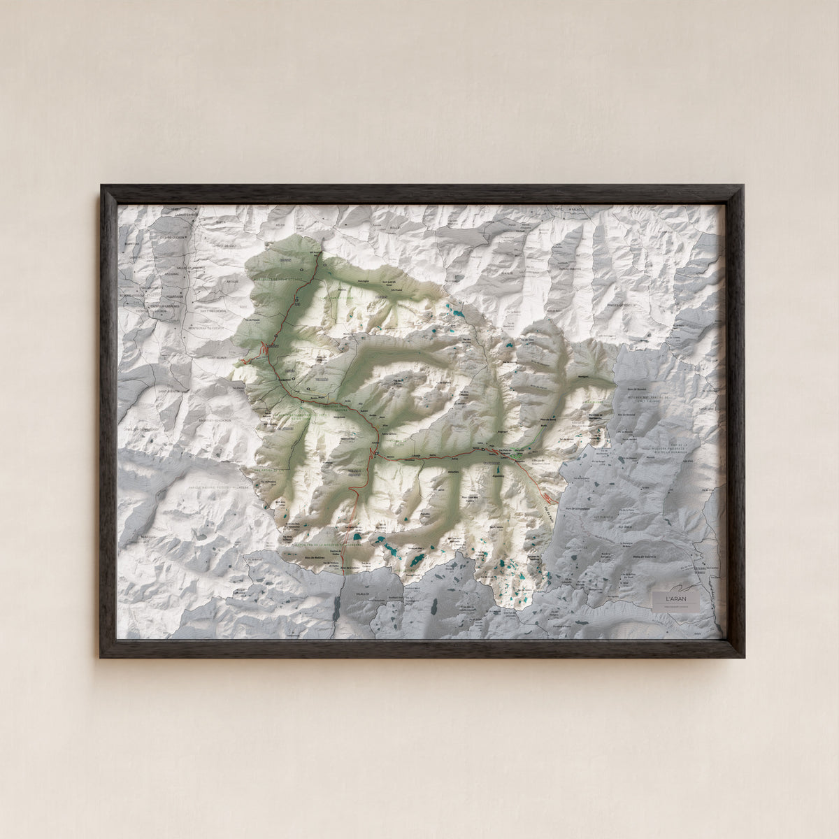Mapa de relieve de Aran, con el territorio en color y el entorno en blanco. Presentación con marco. 50 × 70 cm. Estilo Cartográfico.