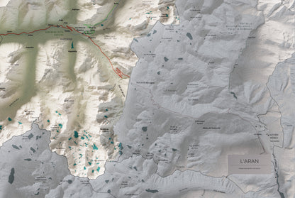 Mapa de relieve de Aran, con el territorio en color y el entorno en blanco. Detalle de la zona inferior derecha. 61 × 91 cm. Estilo Cartográfico.