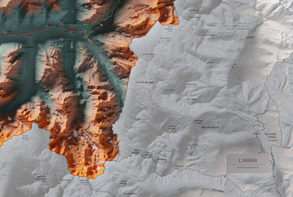 Mapa de relieve de Aran, con el territorio en color y el entorno en blanco. Detalle de la zona inferior derecha. 61 × 91 cm. Estilo Azul y naranja. Agua del mapa en blanco.