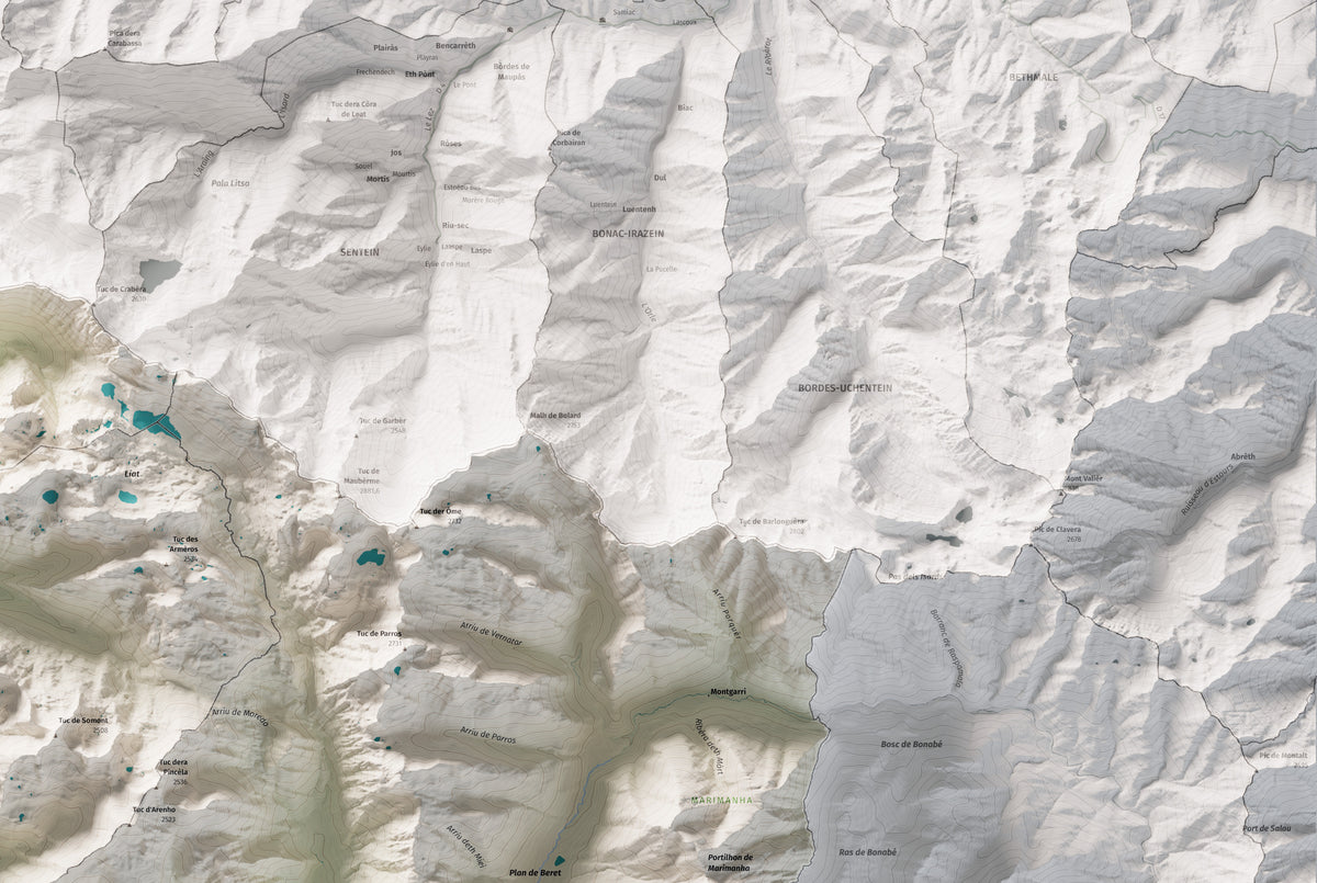 Mapa de relieve de Aran, con el territorio en color y el entorno en blanco. Detalle de la zona superior derecha. 61 × 91 cm. Estilo Cartográfico.