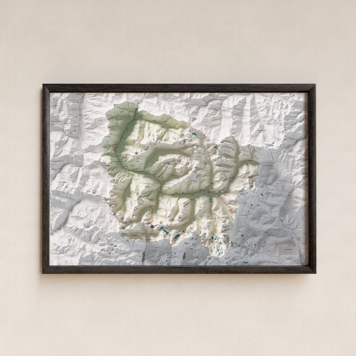 Mapa de relieve de Aran, con el territorio en color y el entorno en blanco. Presentación con marco. 61 × 91 cm. Estilo Cartográfico.