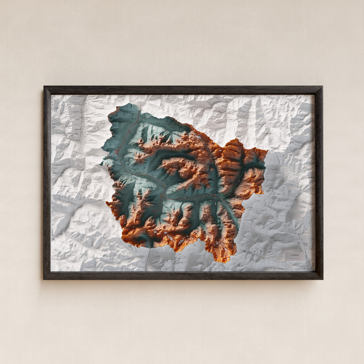 Mapa de relieve de Aran, con el territorio en color y el entorno en blanco. Presentación con marco. 61 × 91 cm. Estilo Azul y naranja. Agua del mapa en blanco.