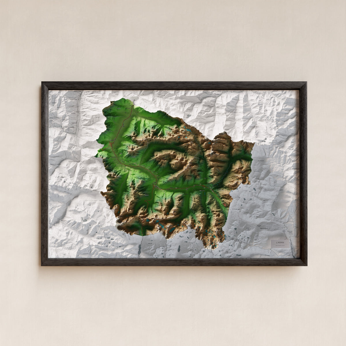 Mapa de relieve de Aran, con el territorio en color y el entorno en blanco. Presentación con marco. 61 × 91 cm. Estilo Clásico.
