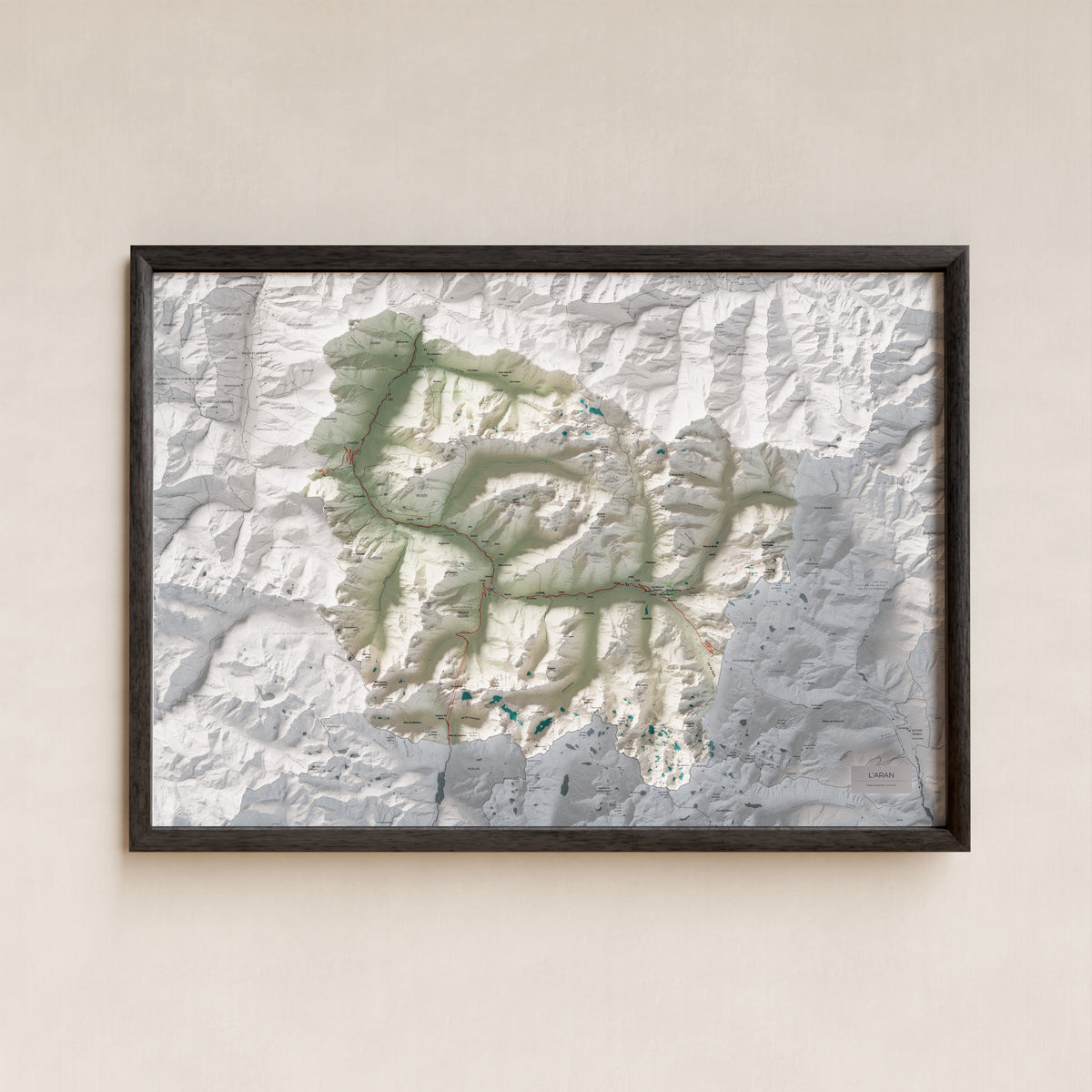 Mapa de relieve de Aran, con el territorio en color y el entorno en blanco. Presentación con marco. 70 × 100 cm. Estilo Cartográfico.