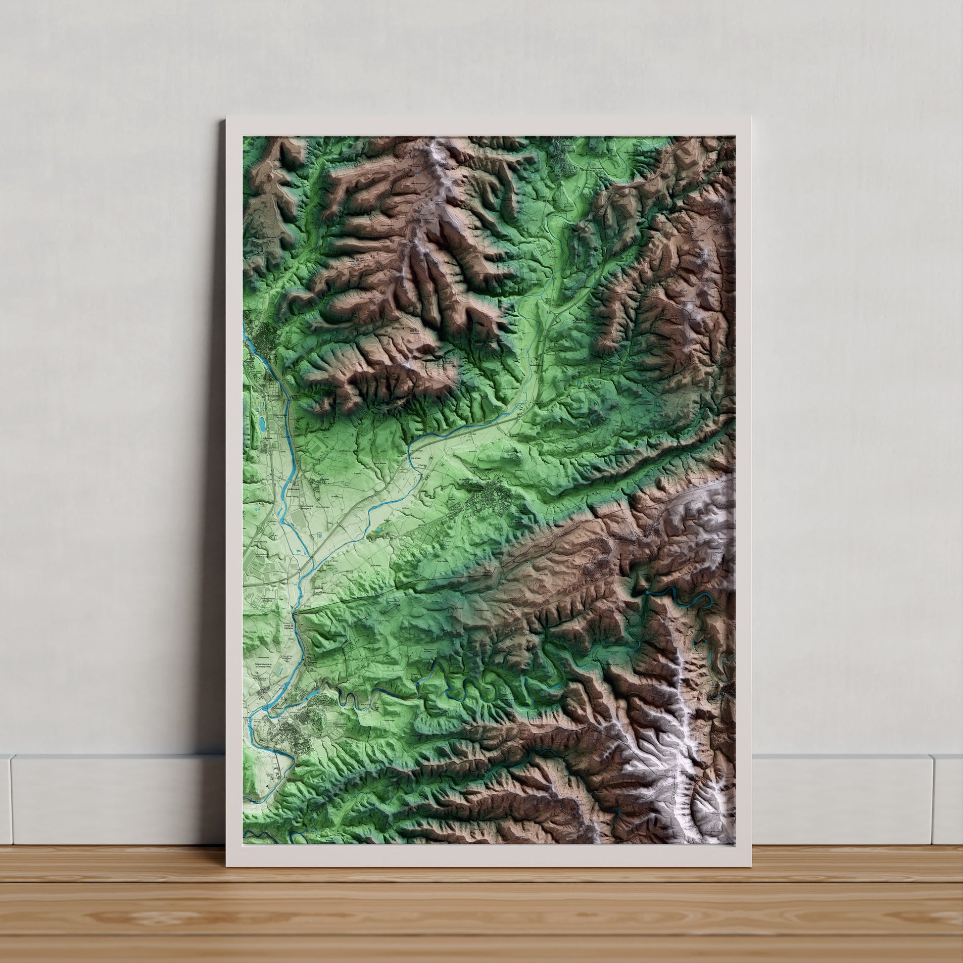 Mapa artístic del relleu d’Artés, al Bages, amb 15 km d’entorn i base topogràfica ICGC. Presentació emmarcada.