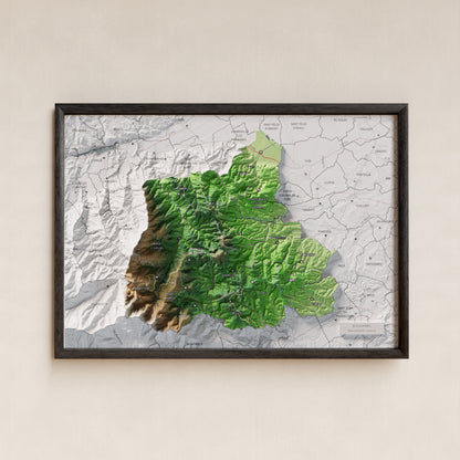 Mapa de relleu dels Aspres, amb el territori en color i l’entorn en blanc. Presentació amb marc. 21 × 30 cm. Estil Clàssic.