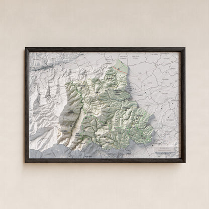 Mapa de relleu dels Aspres, amb el territori en color i l’entorn en blanc. Presentació amb marc. 21 × 30 cm. Estil Cartogràfic.