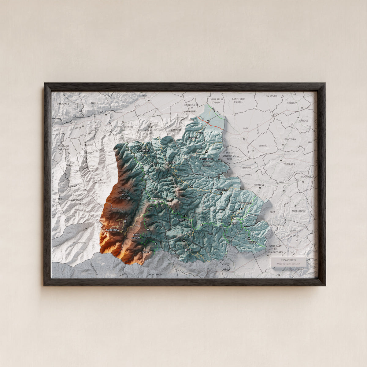 Mapa de relleu dels Aspres, amb el territori en color i l’entorn en blanc. Presentació amb marc. 21 × 30 cm. Estil Blau i taronja.