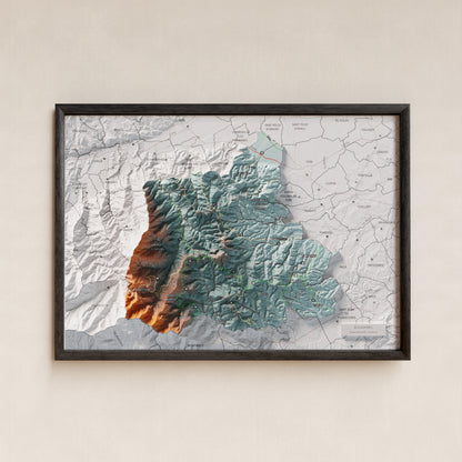 Mapa de relleu dels Aspres, amb el territori en color i l’entorn en blanc. Presentació amb marc. 21 × 30 cm. Estil Blau i taronja.