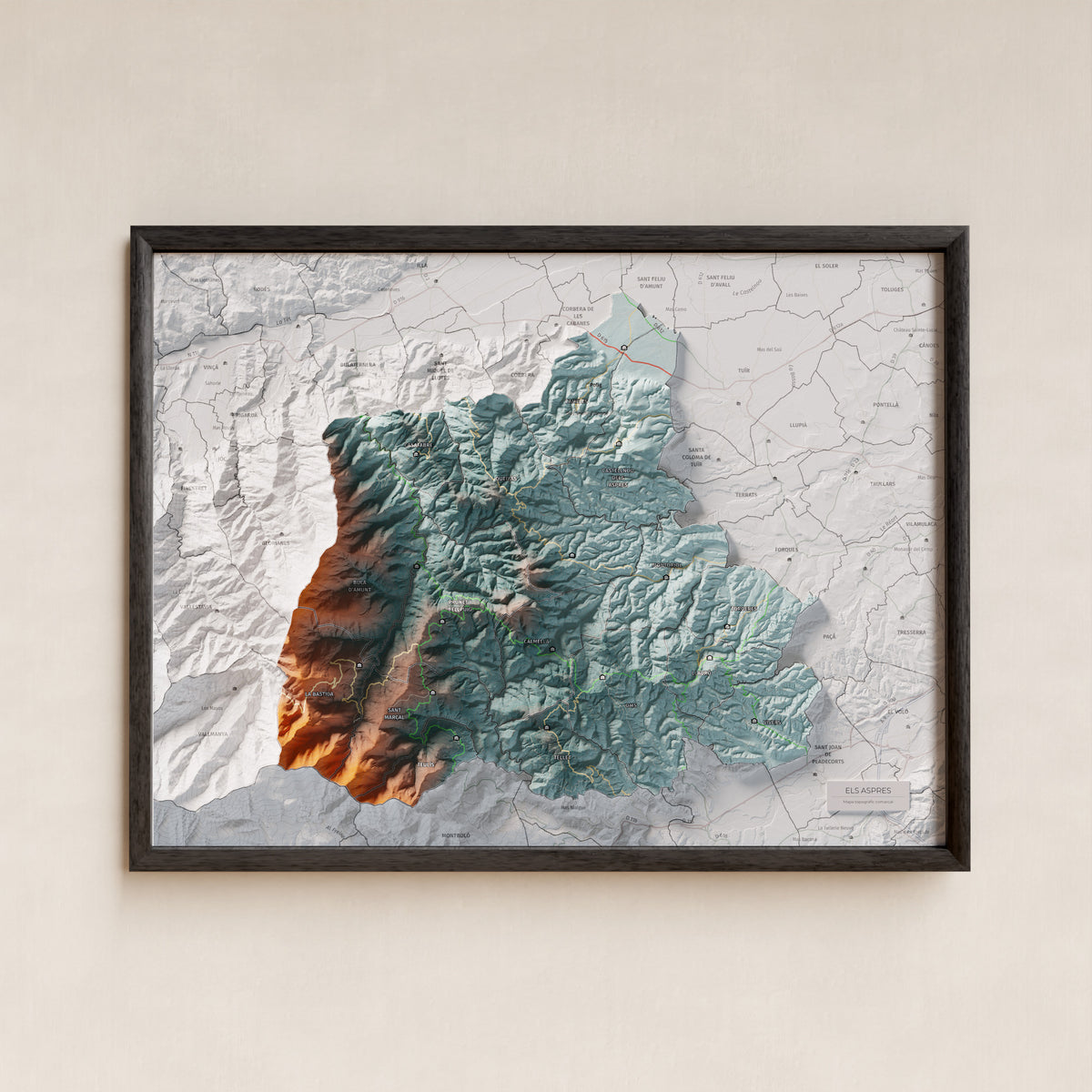Mapa de relleu dels Aspres, amb el territori en color i l’entorn en blanc. Presentació amb marc. 30 × 40 cm. Estil Blau i taronja.