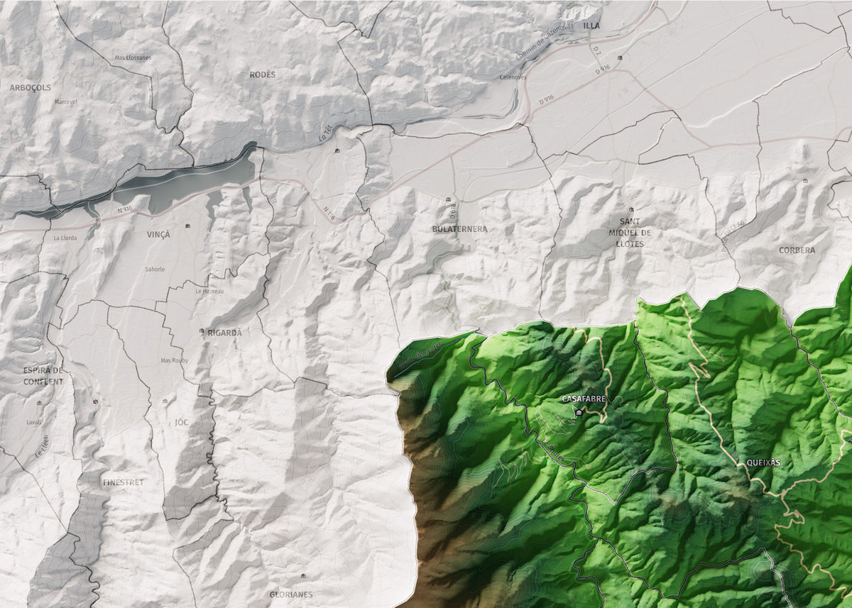 Mapa de relleu dels Aspres, amb el territori en color i l’entorn en blanc. Detall de la part superior esquerra. 50 × 70 cm. Estil Clàssic.