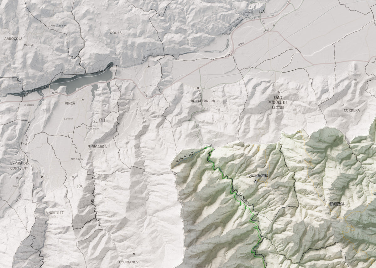 Mapa de relleu dels Aspres, amb el territori en color i l’entorn en blanc. Detall de la part superior esquerra. 50 × 70 cm. Estil Cartogràfic.
