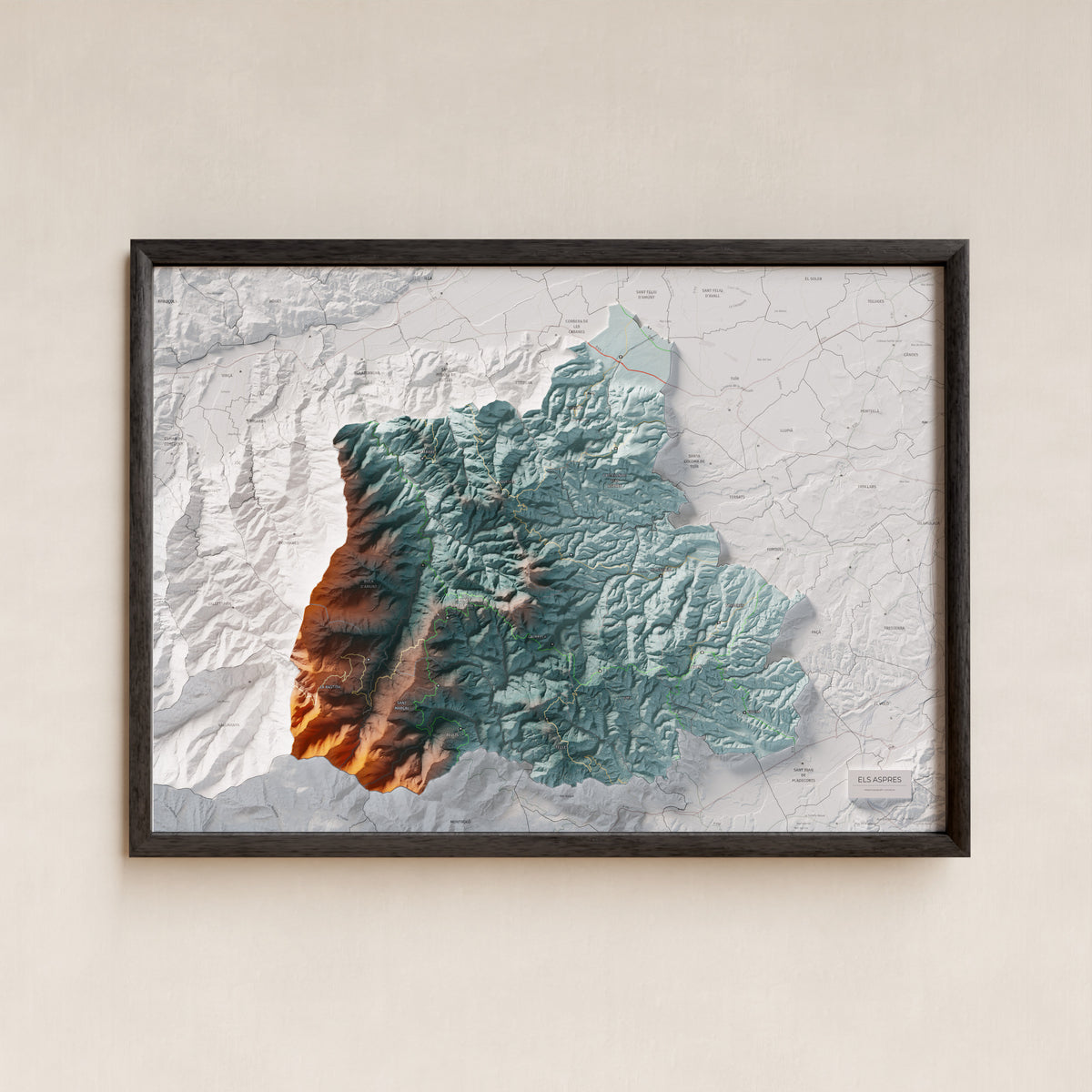 Mapa de relleu dels Aspres, amb el territori en color i l’entorn en blanc. Presentació amb marc. 50 × 70 cm. Estil Blau i taronja.