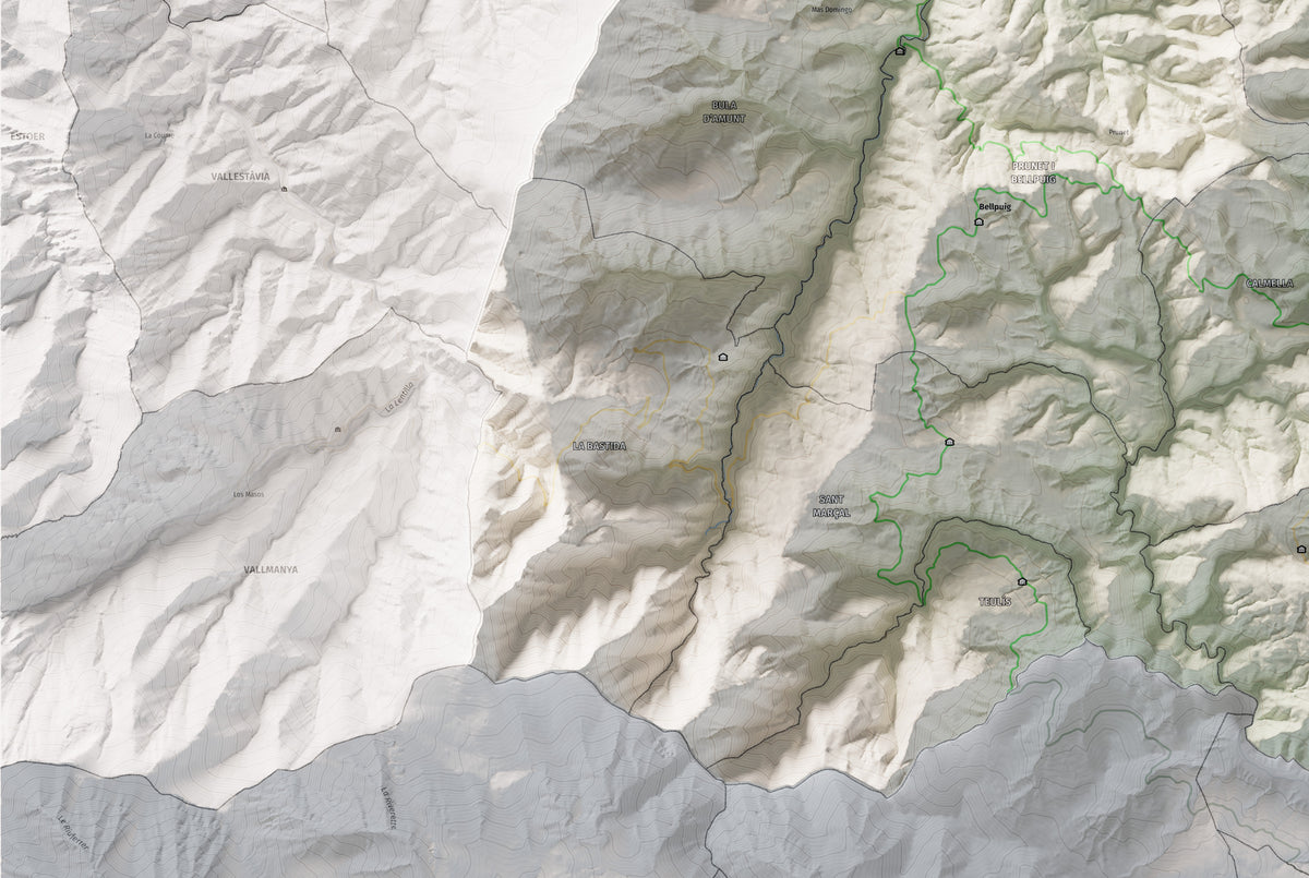 Mapa de relleu dels Aspres, amb el territori en color i l’entorn en blanc. Detall de la part inferior esquerra. 61 × 91 cm. Estil Cartogràfic.