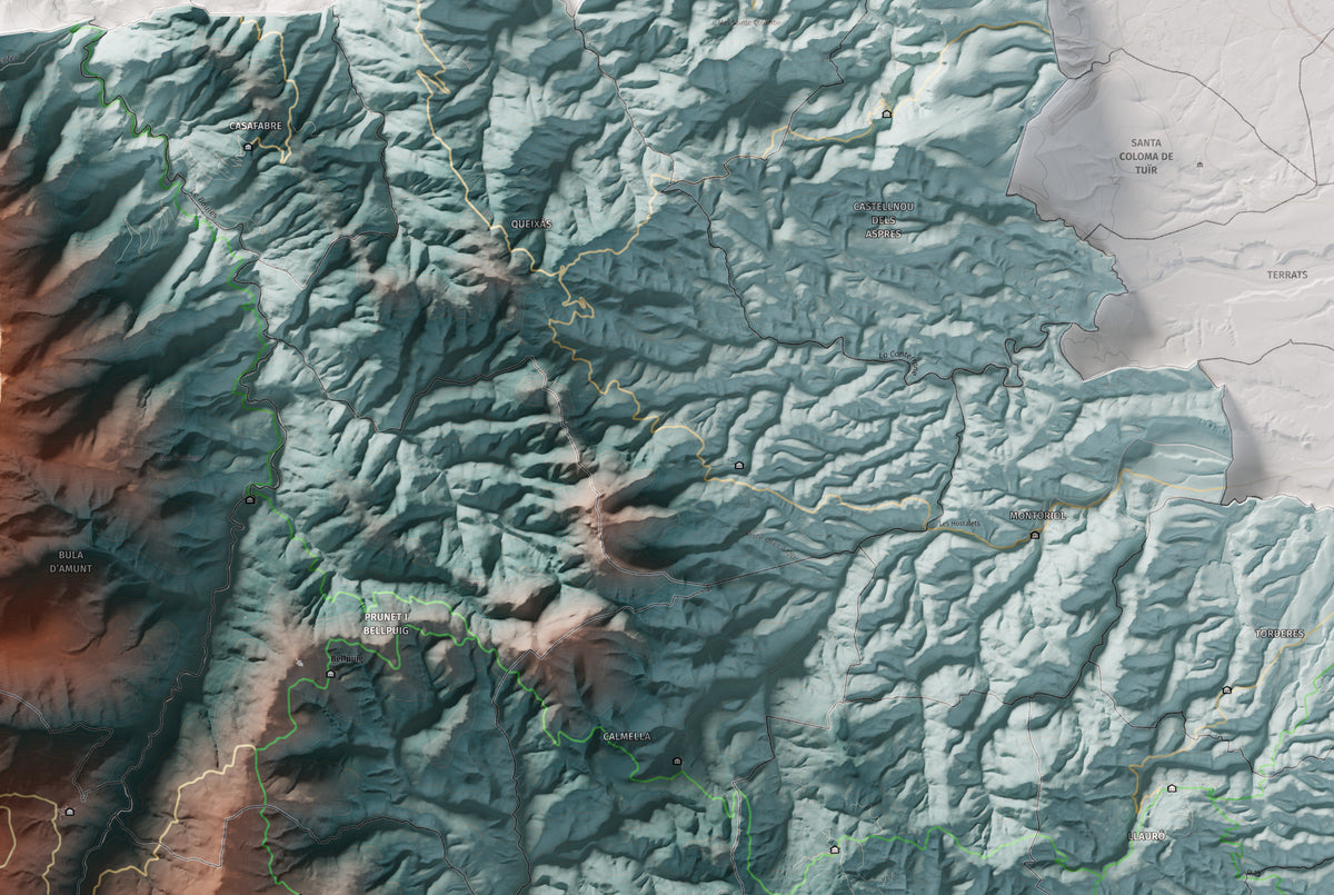 Mapa de relleu dels Aspres, amb el territori en color i l’entorn en blanc. Detall de la part central. 61 × 91 cm. Estil Blau i taronja.