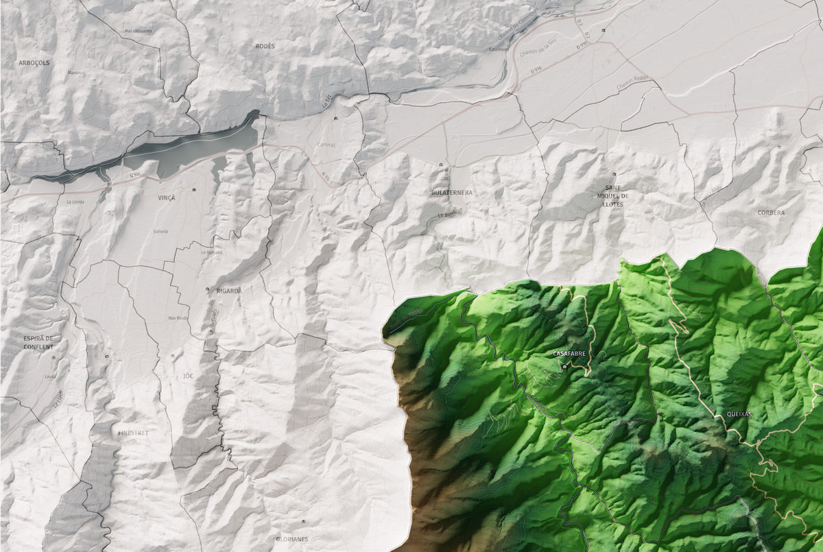Mapa de relleu dels Aspres, amb el territori en color i l’entorn en blanc. Detall de la part superior esquerra. 61 × 91 cm. Estil Clàssic.