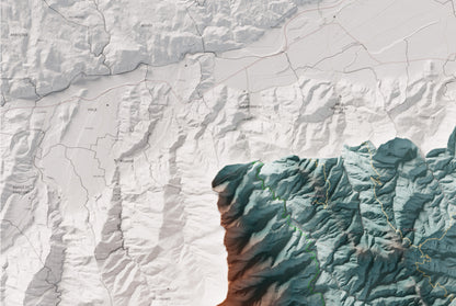 Mapa de relleu dels Aspres, amb el territori en color i l’entorn en blanc. Detall de la part superior esquerra. 61 × 91 cm. Estil Blau i taronja.
