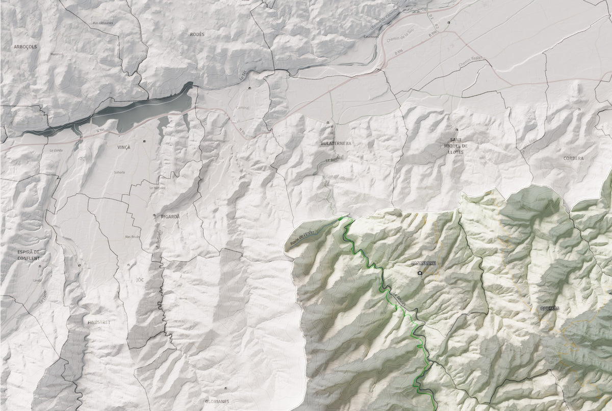 Mapa de relleu dels Aspres, amb el territori en color i l’entorn en blanc. Detall de la part superior esquerra. 61 × 91 cm. Estil Cartogràfic.