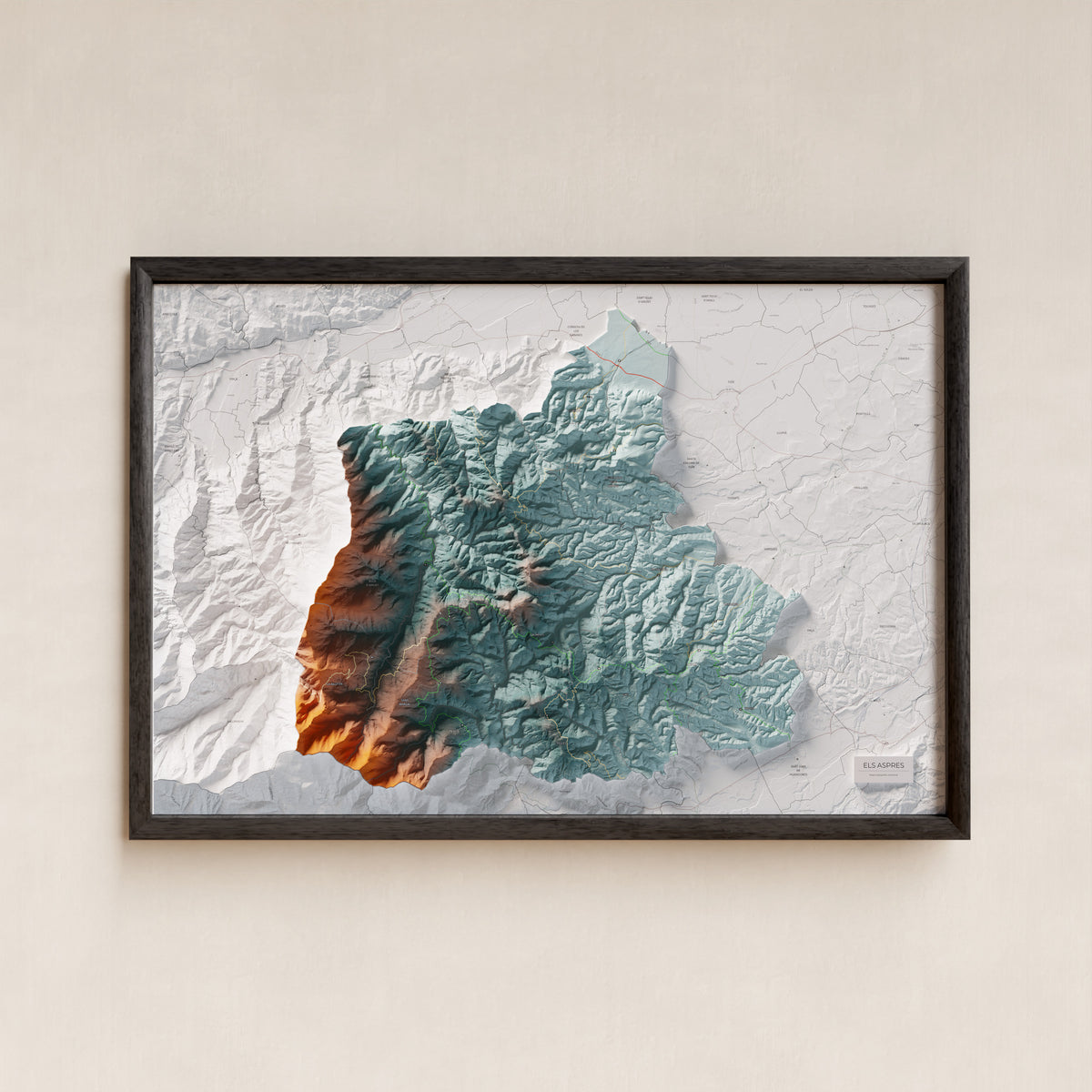 Mapa de relleu dels Aspres, amb el territori en color i l’entorn en blanc. Presentació amb marc. 61 × 91 cm. Estil Blau i taronja.