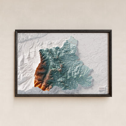 Mapa de relleu dels Aspres, amb el territori en color i l’entorn en blanc. Presentació amb marc. 61 × 91 cm. Estil Blau i taronja.