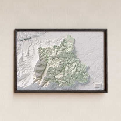 Mapa de relleu dels Aspres, amb el territori en color i l’entorn en blanc. Presentació amb marc. 61 × 91 cm. Estil Cartogràfic.