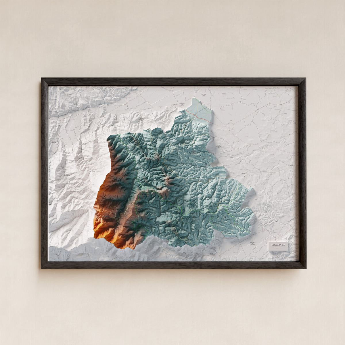 Mapa de relleu dels Aspres, amb el territori en color i l’entorn en blanc. Presentació amb marc. 70 × 100 cm. Estil Blau i taronja.