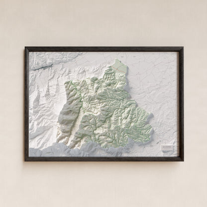 Mapa de relleu dels Aspres, amb el territori en color i l’entorn en blanc. Presentació amb marc. 70 × 100 cm. Estil Cartogràfic.