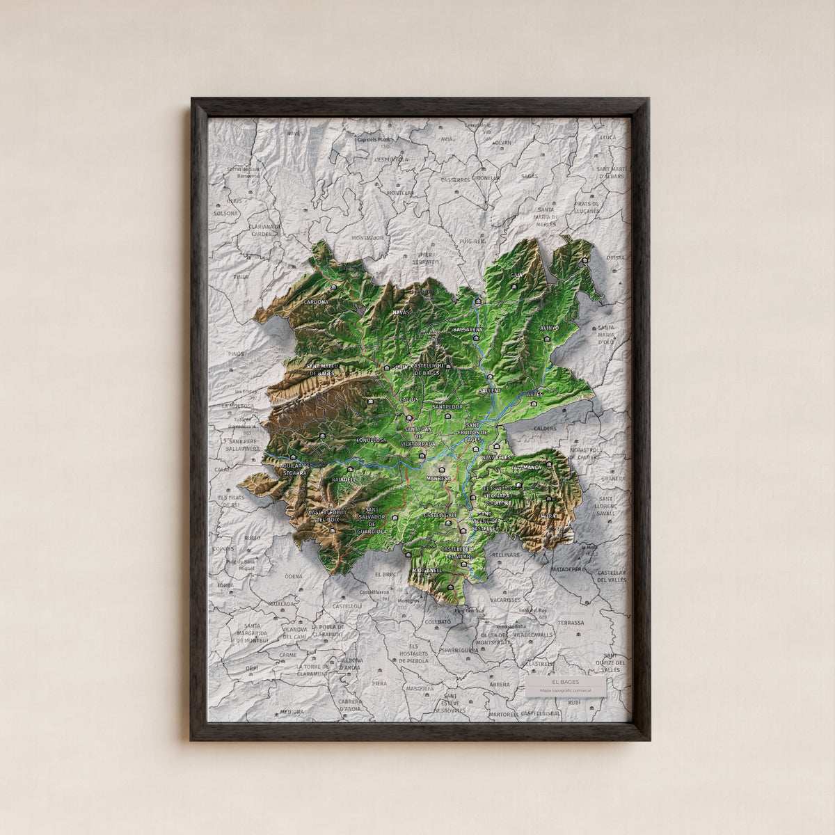 Mapa de relleu del Bages, amb el territori en color i l’entorn en blanc. Presentació amb marc. 21 × 30 cm. Estil Clàssic.