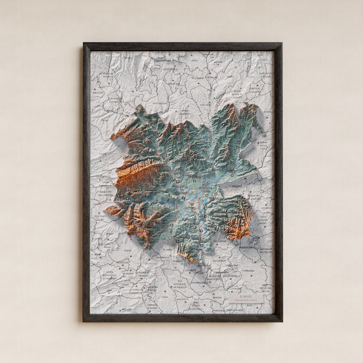 Mapa de relleu del Bages, amb el territori en color i l’entorn en blanc. Presentació amb marc. 21 × 30 cm. Estil Blau i taronja.