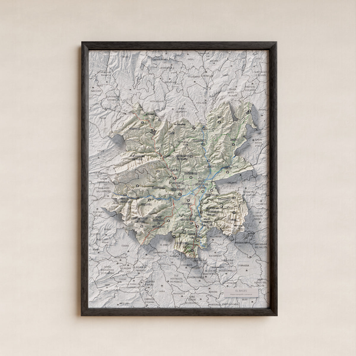 Mapa de relleu del Bages, amb el territori en color i l’entorn en blanc. Presentació amb marc. 21 × 30 cm. Estil Cartogràfic.