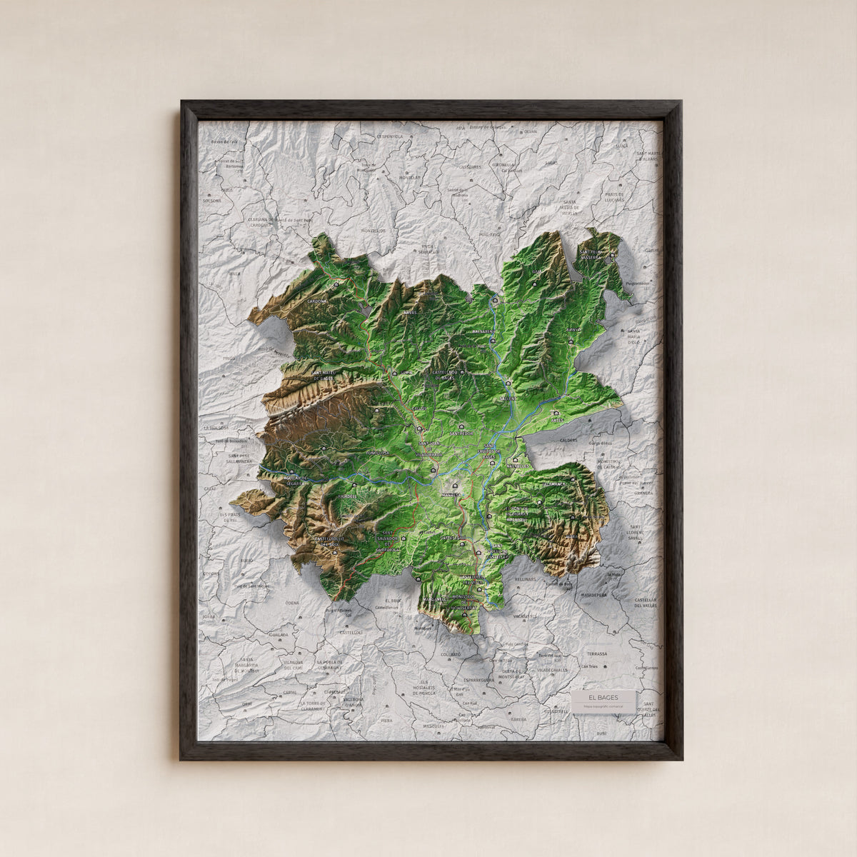 Mapa de relleu del Bages, amb el territori en color i l’entorn en blanc. Presentació amb marc. 30 × 40 cm. Estil Clàssic.