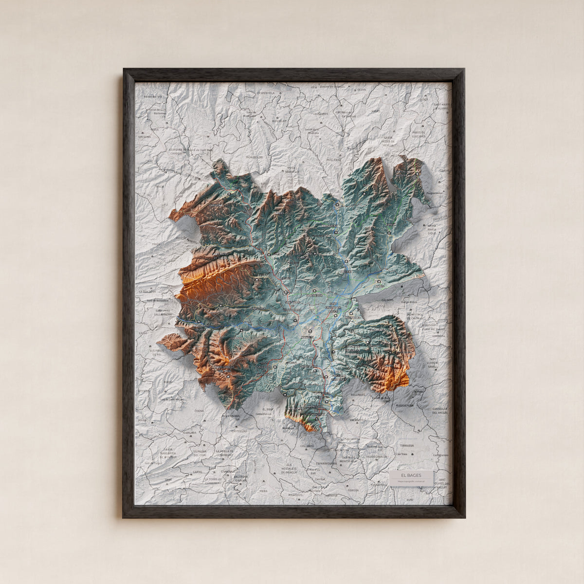 Mapa de relleu del Bages, amb el territori en color i l’entorn en blanc. Presentació amb marc. 30 × 40 cm. Estil Blau i taronja.