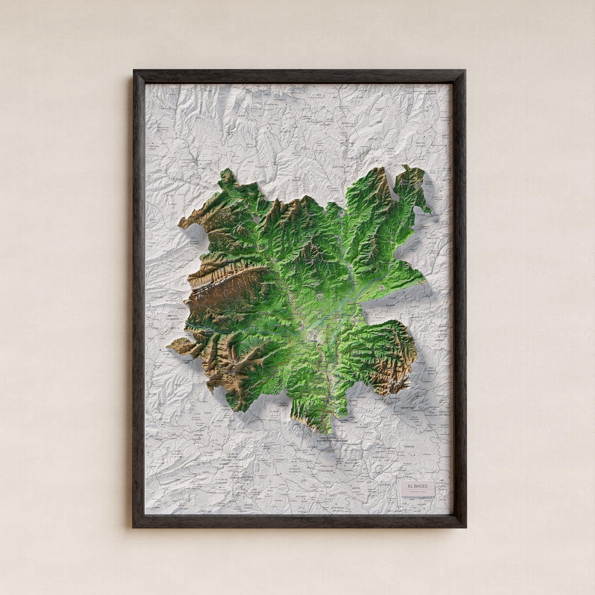 Mapa de relleu del Bages, amb el territori en color i l’entorn en blanc. Presentació amb marc. 50 × 70 cm. Estil Clàssic.