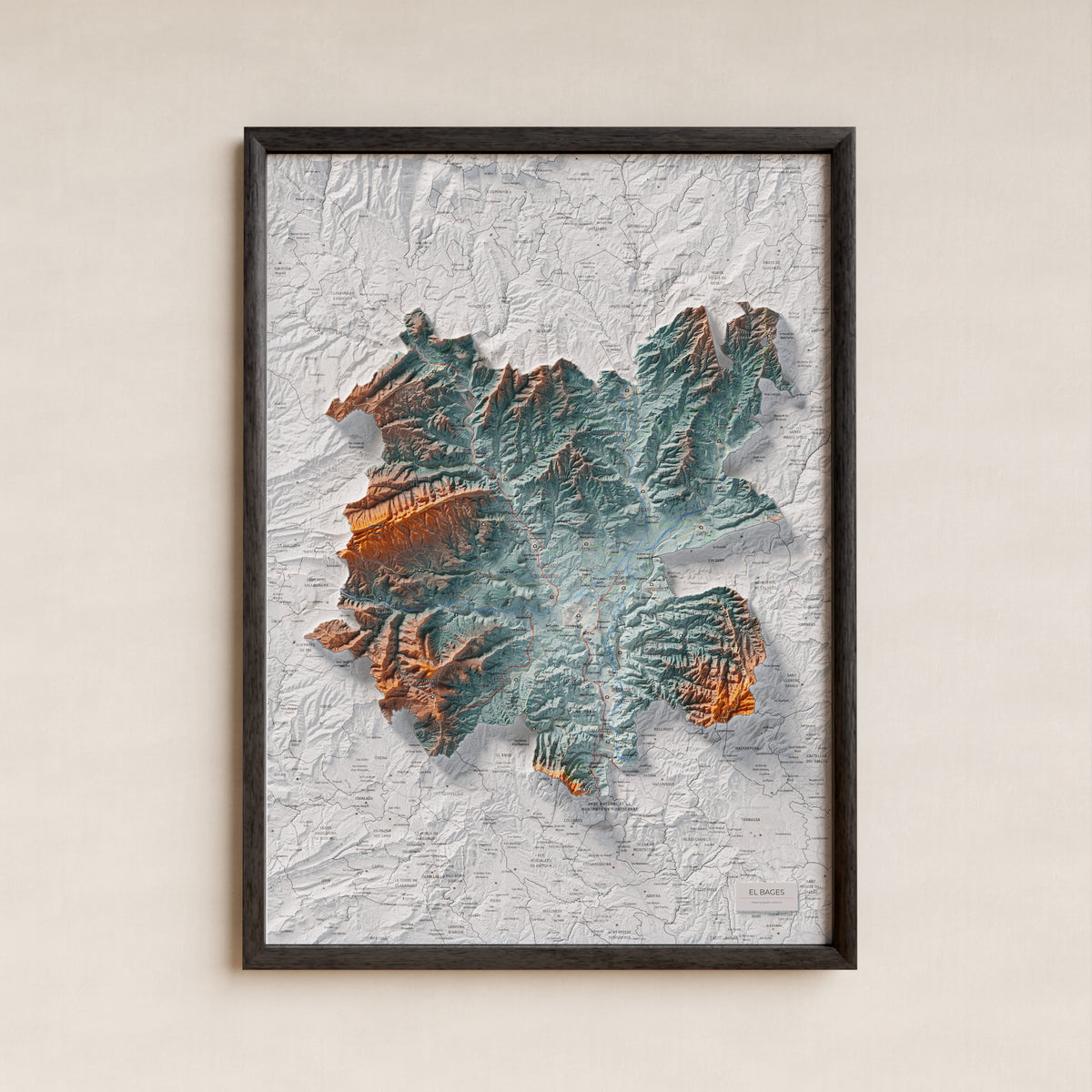 Mapa de relieve del Bages, con el territorio en color y el entorno en blanco. Presentación con marco. 50 × 70 cm. Estilo Azul y naranja. Agua del mapa en blanco.