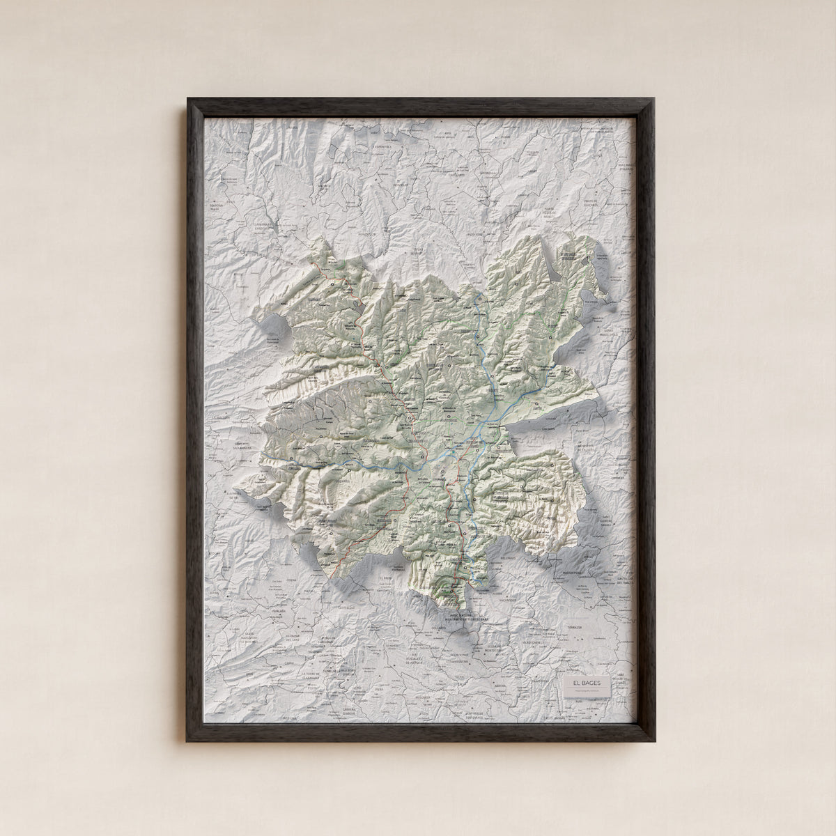 Mapa de relleu del Bages, amb el territori en color i l’entorn en blanc. Presentació amb marc. 50 × 70 cm. Estil Cartogràfic.