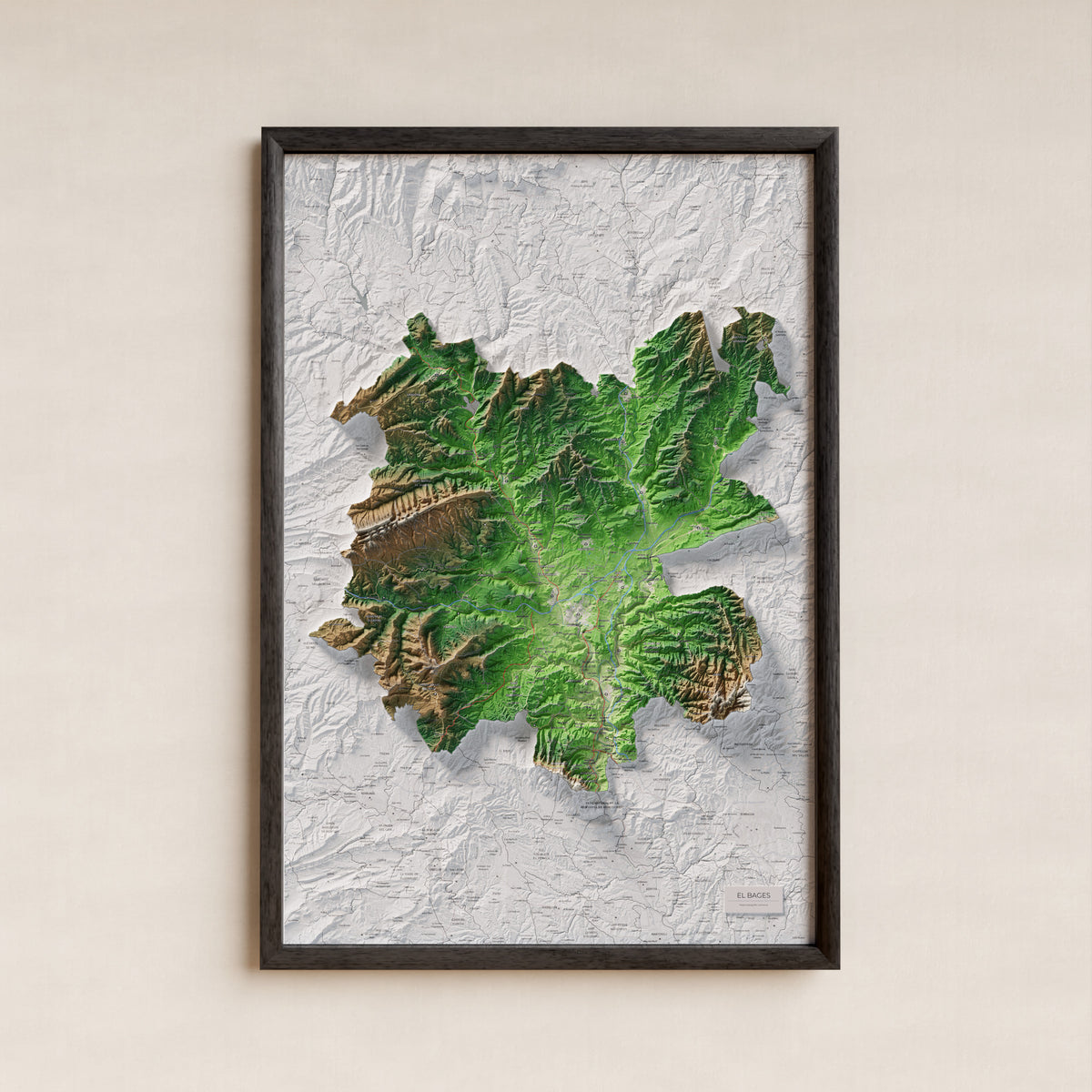 Mapa de relleu del Bages, amb el territori en color i l’entorn en blanc. Presentació amb marc. 61 × 91 cm. Estil Clàssic.