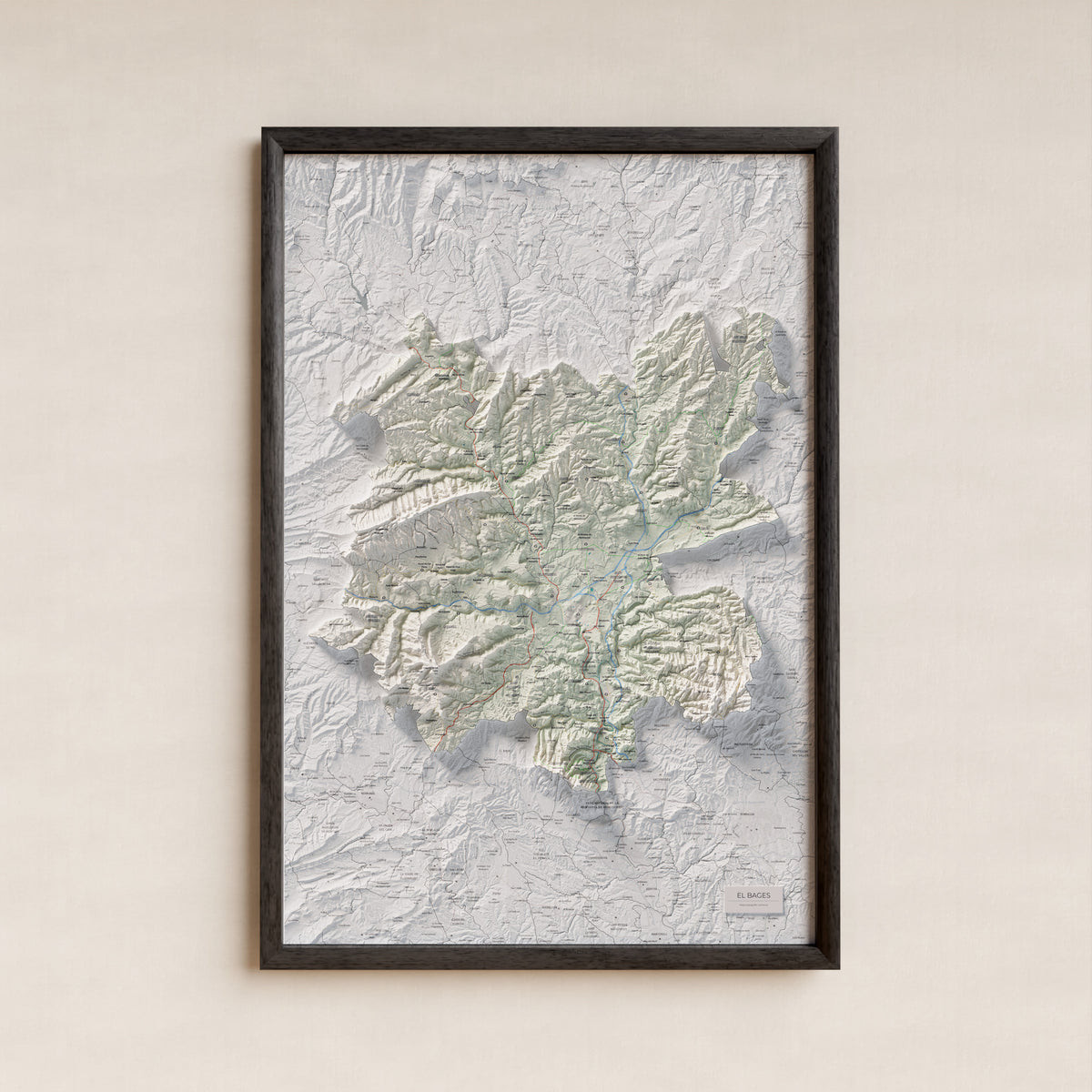 Mapa de relleu del Bages, amb el territori en color i l’entorn en blanc. Presentació amb marc. 61 × 91 cm. Estil Cartogràfic.