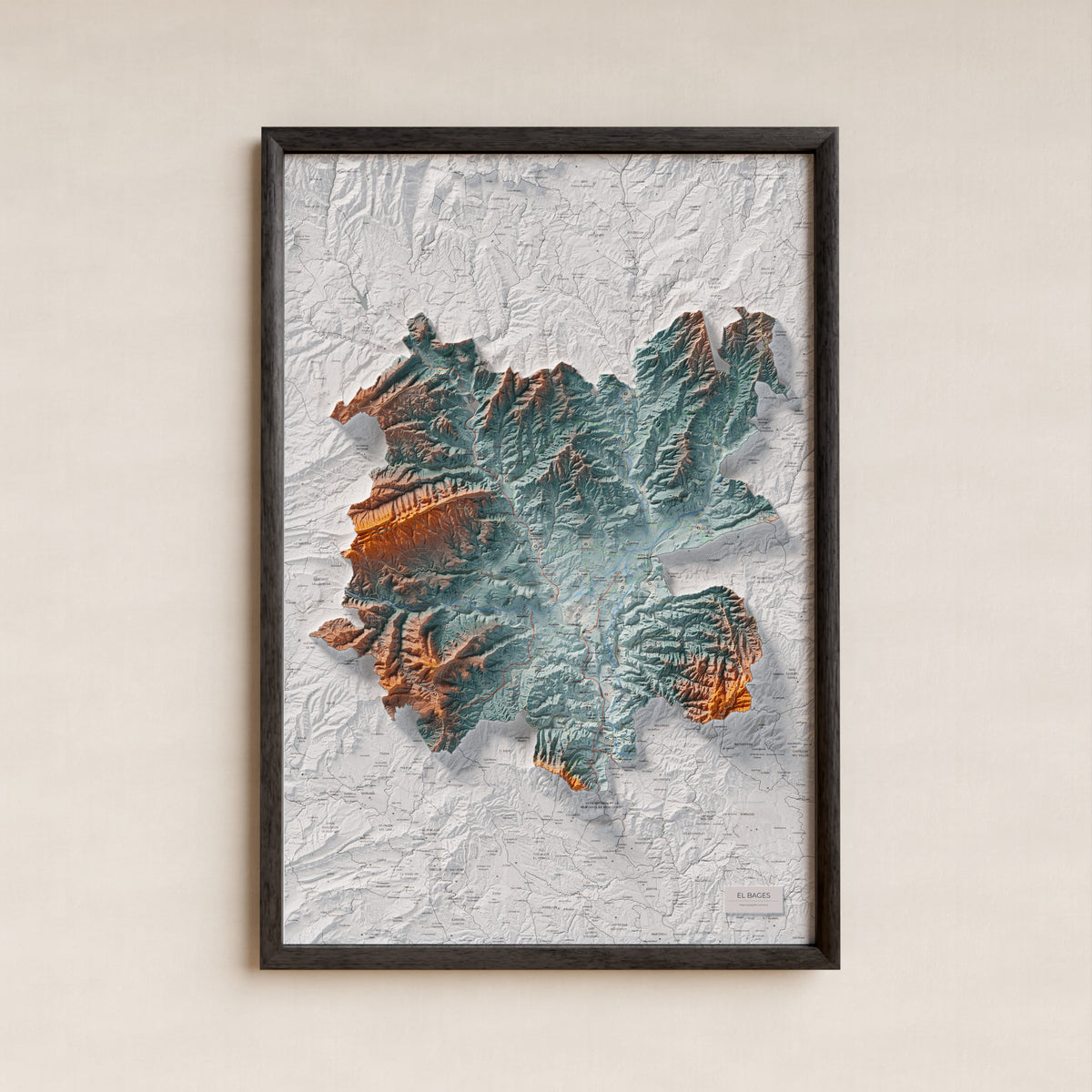Mapa de relleu del Bages, amb el territori en color i l’entorn en blanc. Presentació amb marc. 61 × 91 cm. Estil Blau i taronja.