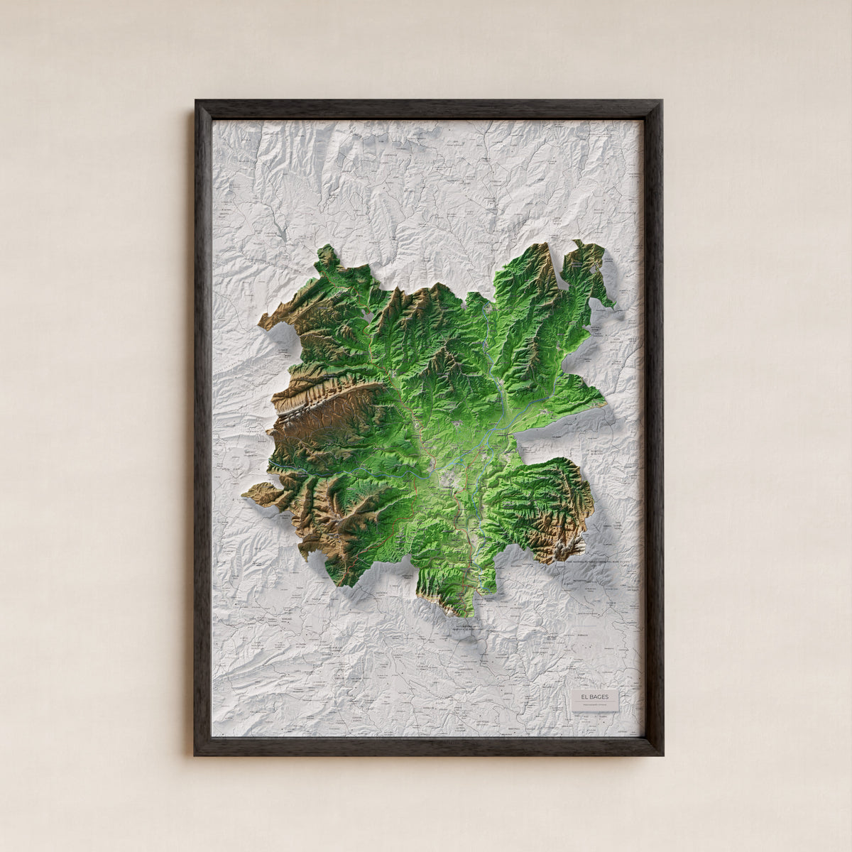 Mapa de relleu del Bages, amb el territori en color i l’entorn en blanc. Presentació amb marc. 70 × 100 cm. Estil Clàssic.