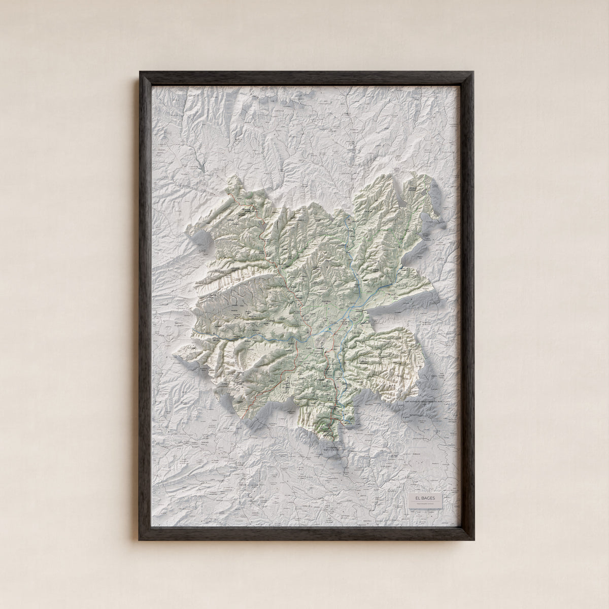 Mapa de relleu del Bages, amb el territori en color i l’entorn en blanc. Presentació amb marc. 70 × 100 cm. Estil Cartogràfic.