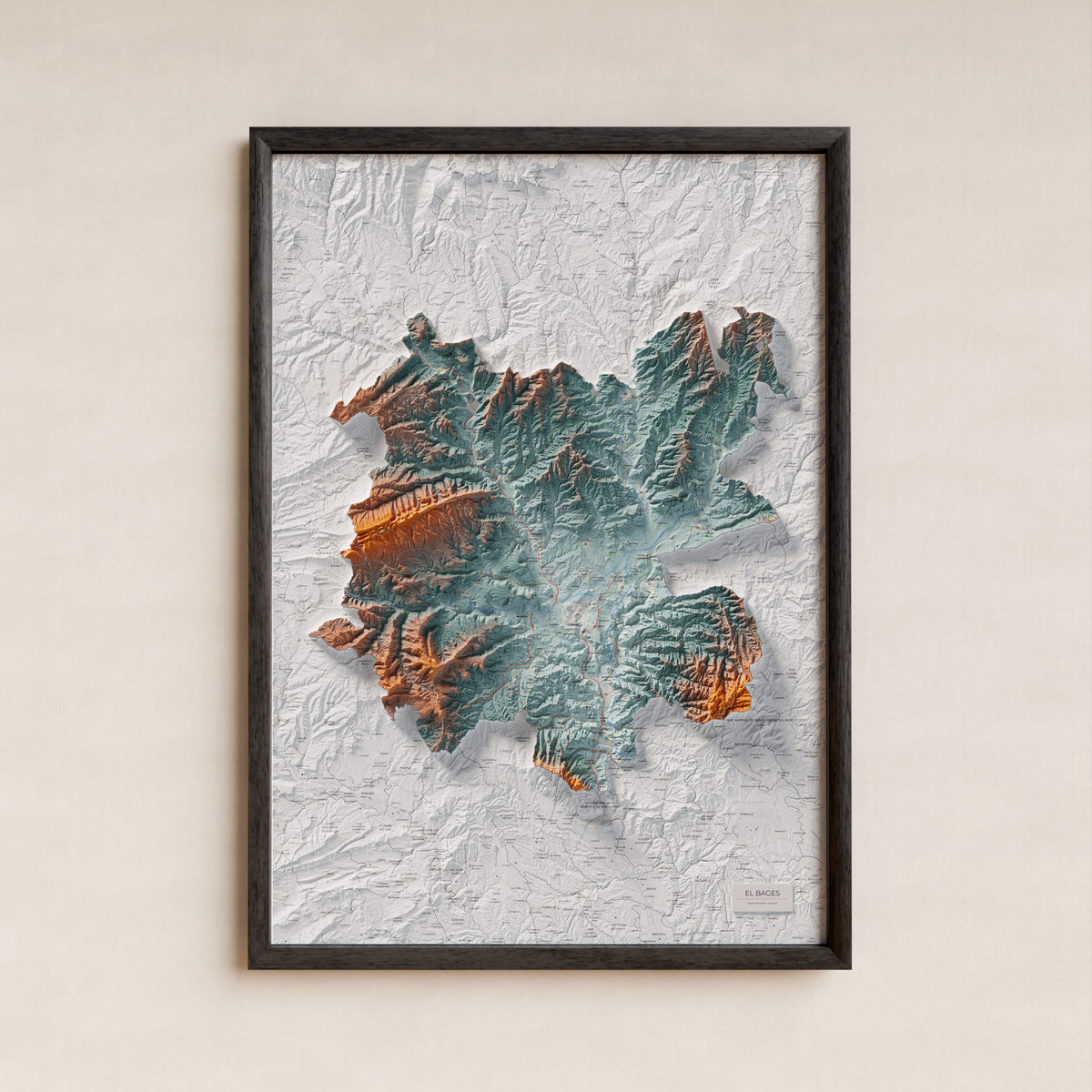 Mapa de relieve del Bages, con el territorio en color y el entorno en blanco. Presentación con marco. 70 × 100 cm. Estilo Azul y naranja. Agua del mapa en blanco.