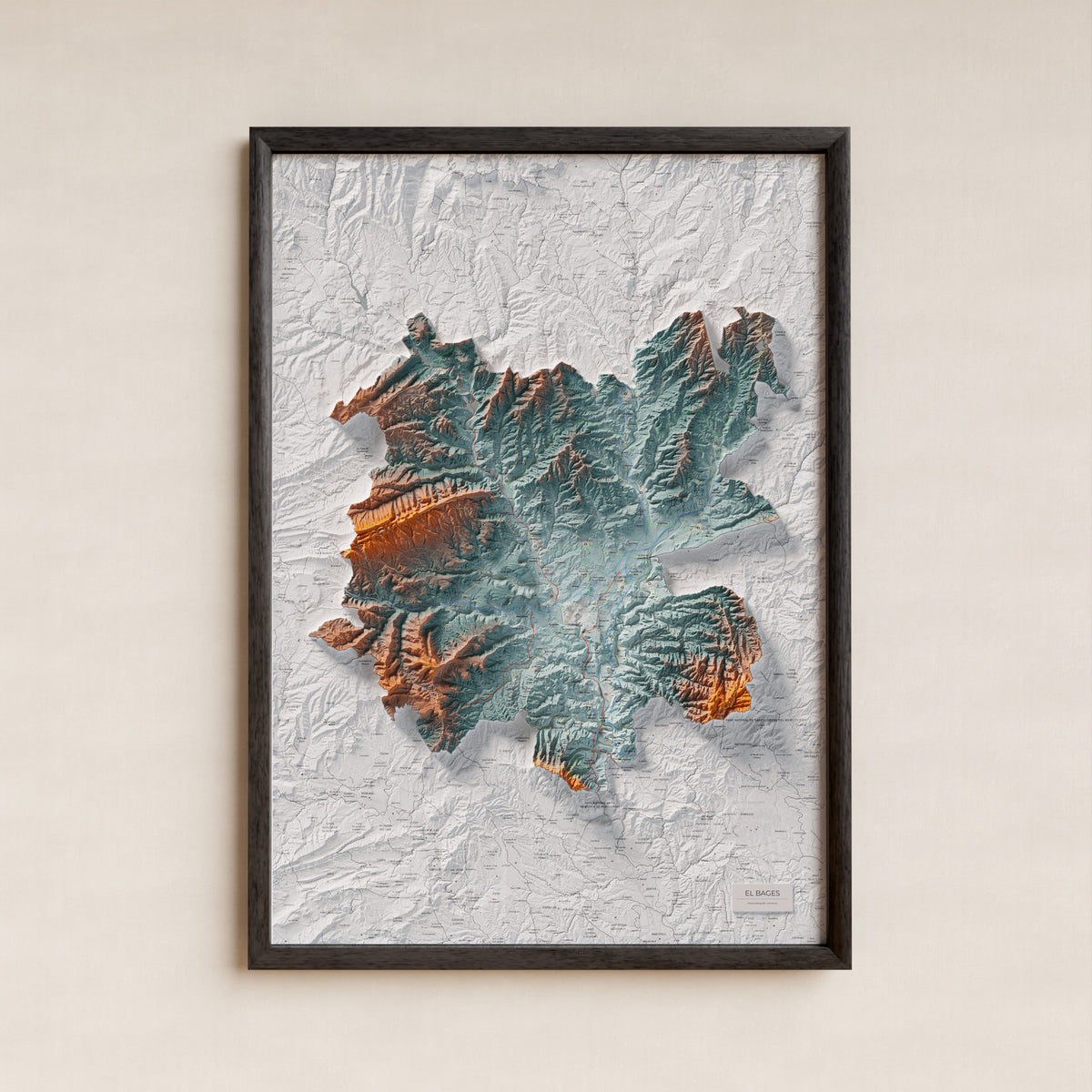 Mapa de relleu del Bages, amb el territori en color i l’entorn en blanc. Presentació amb marc. 70 × 100 cm. Estil Blau i taronja.
