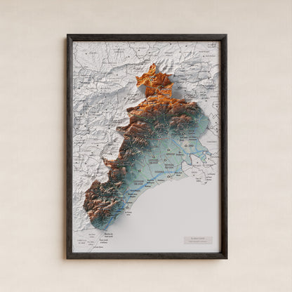 Mapa de relieve del Baix Camp, con el territorio en color y el entorno en blanco. Presentación con marco. 21 × 30 cm. Estilo Azul y naranja.