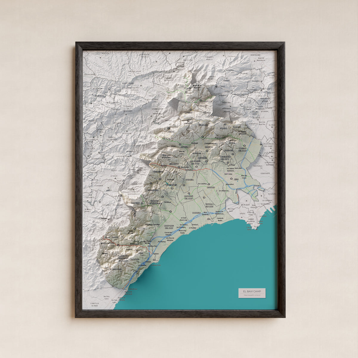 Mapa de relieve del Baix Camp, con el territorio en color y el entorno en blanco. Presentación con marco. 30 × 40 cm. Estilo Cartográfico.