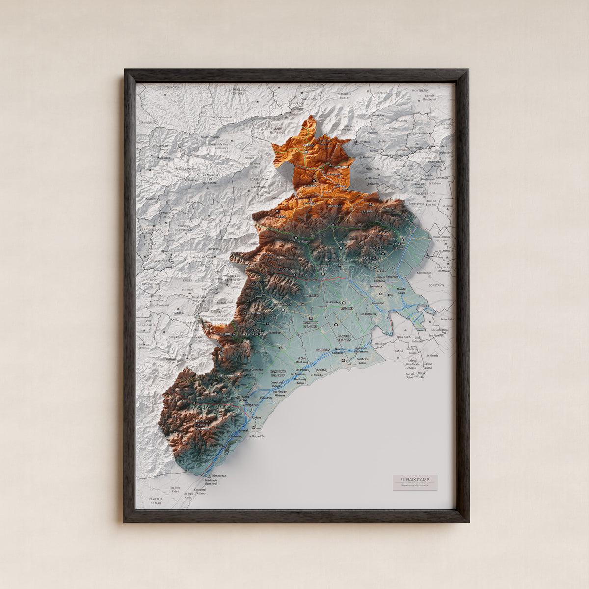 Mapa de relieve del Baix Camp, con el territorio en color y el entorno en blanco. Presentación con marco. 30 × 40 cm. Estilo Azul y naranja.