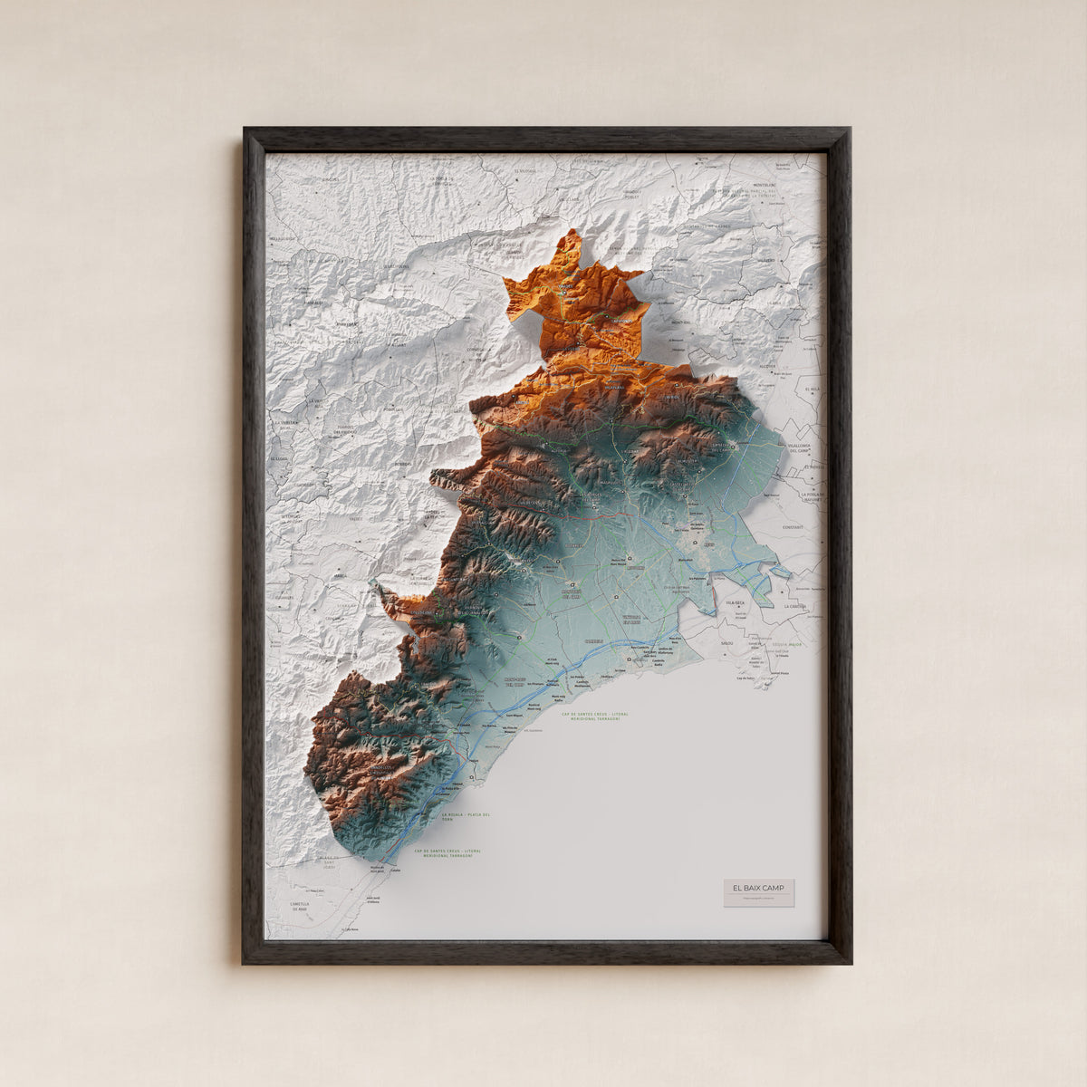 Mapa de relieve del Baix Camp, con el territorio en color y el entorno en blanco. Presentación con marco. 50 × 70 cm. Estilo Azul y naranja.