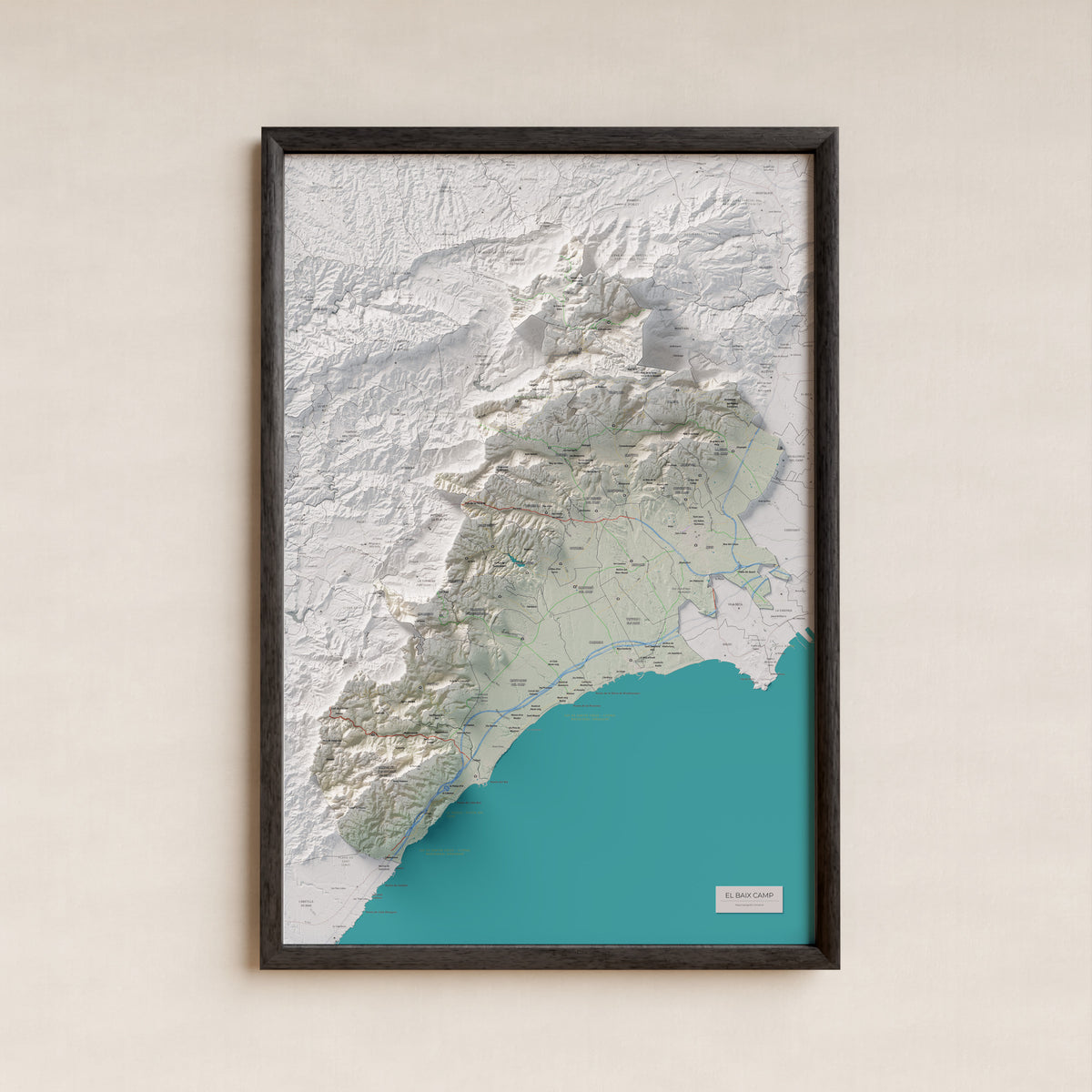 Mapa de relieve del Baix Camp, con el territorio en color y el entorno en blanco. Presentación con marco. 61 × 91 cm. Estilo Cartográfico.