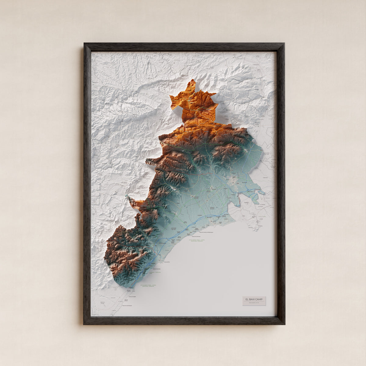 Mapa de relieve del Baix Camp, con el territorio en color y el entorno en blanco. Presentación con marco. 70 × 100 cm. Estilo Azul y naranja.