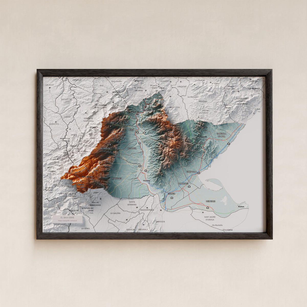Mapa de relieve del Baix Ebre, con el territorio en color y el entorno en blanco. Presentación con marco. 21 × 30 cm. Estilo Azul y naranja.