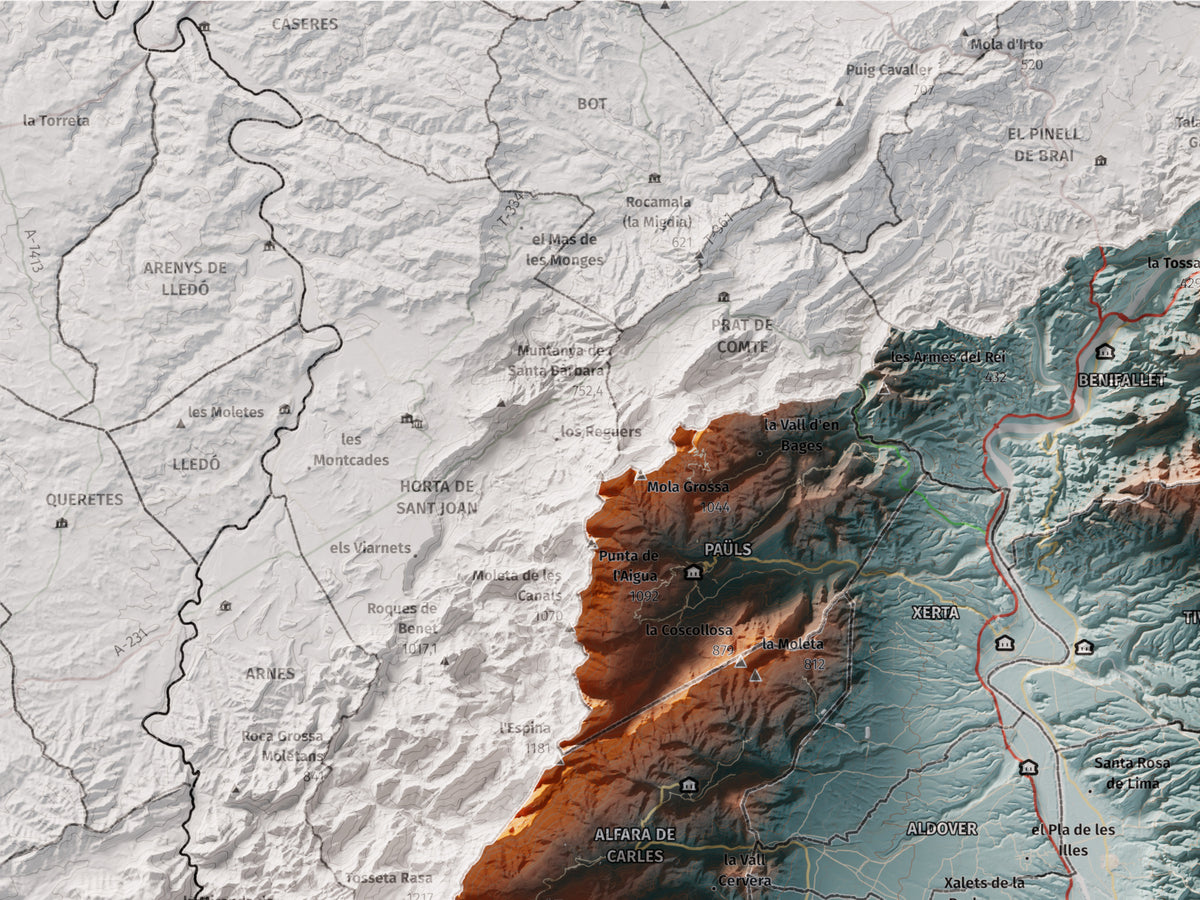 Mapa de relieve del Baix Ebre, con el territorio en color y el entorno en blanco. Detalle de la zona superior izquierda. 30 × 40 cm. Estilo Azul y naranja.